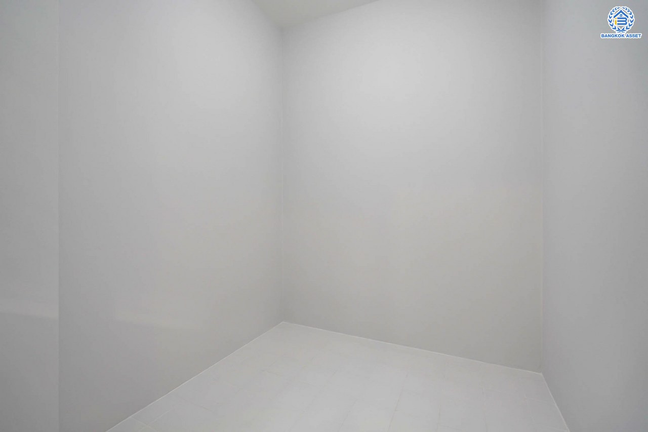 บ้านมือสองตกแต่งใหม่ ม.เนเบอร์โฮม วัชรพล เนื้อที่ 68 ตร.ว. ฟังก์ชัน 3 ห้องนอน 4 ห้องน้ำ 1 ห้องแม่บ้าน จอดรถได้ 2 คัน บนทำเลเชื่อมต่อหลายเส้นทาง ทั้ง ถนนสุขาภิบาล5 ถนนสายไหม และถนนรามอินทรา ใกล้ทางด่วน "ฉลองรัช" และรถไฟฟ้าสายสีเขียว "สถานีสายหยุด"